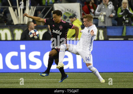 Seattle, Washington, USA. 24 Apr, 2019. Henry Wingo (23) und Jackson Yueill (14) Herausforderung für die Kugel, wie die San Jose Earthquakes besuchen Sie die Seattle Sounders in einem MLS-Match im Century Link Feld in Seattle, WA. Credit: Jeff Halstead/ZUMA Draht/Alamy leben Nachrichten Stockfoto