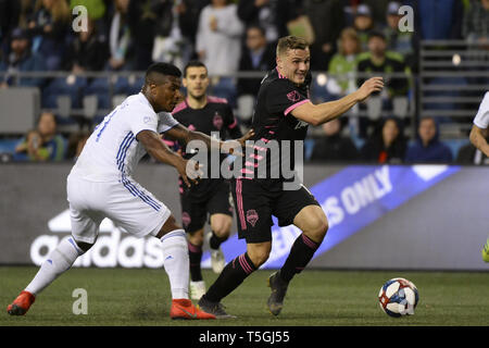 Seattle, Washington, USA. 24 Apr, 2019. Jordanien Morris (13) wird von Verteidiger Harold Cummings (31) wie die San Jose Earthquakes der Seattle Sounders in einem MLS-Match im Century Link Feld in Seattle, WA. Credit: Jeff Halstead/ZUMA Draht/Alamy leben Nachrichten Stockfoto
