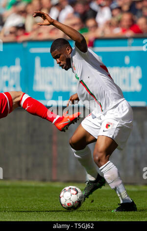 Kevin DANSO (Nr. 38, A). Fußball, FC Augsburg (A) - VfB Stuttgart (S) 6:0, Bundesliga, 30.Spieltag, Saison 2018/2019, am 20/04/2019 in Augsburg/WWKARENA/Deutschland. Anmerkung der Redaktion: DFL Regelungen die Verwendung von Fotografien als Bildsequenzen und/oder quasi-Video zu verbieten. € | Nutzung weltweit Stockfoto