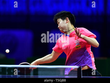 Budapest, Ungarn. 24 Apr, 2019. Sun Yingsha von China konkurriert während singles Runde der Frauen von 16 gegen Cha Hyo Sim von der Demokratischen Volksrepublik Korea (DVRK) am 2019 ITTF World Tischtennis-WM in Budapest, Ungarn, 24. April 2019. Sun Yingsha gewann 4-0. Credit: Lu Yang/Xinhua/Alamy leben Nachrichten Stockfoto