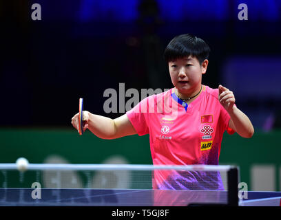 Budapest, Ungarn. 24 Apr, 2019. Sun Yingsha von China konkurriert während singles Runde der Frauen von 16 gegen Cha Hyo Sim von der Demokratischen Volksrepublik Korea (DVRK) am 2019 ITTF World Tischtennis-WM in Budapest, Ungarn, 24. April 2019. Sun Yingsha gewann 4-0. Credit: Lu Yang/Xinhua/Alamy leben Nachrichten Stockfoto