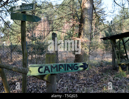 06 April 2019, Brandenburg, Prötzel Ot Harnekop: Wegweiser geben Orientierung auf dem Gelände der Atombunker Harnekop, welche in den 1970er Jahren gebaut wurde. Auf drei Etagen 30 Meter unter der Erde, die DDR-Verteidigungsminister und seine hochrangige Kommandeure wollten sich im Falle eines Krieges zu verankern. Der derzeitige Eigentümer hat die Website und die Bunker zu verschiedenen Pächtern, die im Streit über die Rechte der Nutzung zugewiesen sind. Foto: Bernd Settnik/dpa-Zentralbild/dpa Stockfoto