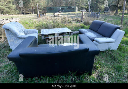 06 April 2019, Brandenburg, Prötzel Ot Harnekop: einen Sitzbereich erinnert an die Camping Nutzung der Bereich oberhalb der Atombunker Harnekop. Auf drei Etagen 30 Meter unter der Erde, die DDR-Verteidigungsminister und seine hochrangige Kommandeure wollten sich im Falle eines Krieges zu verankern. Der derzeitige Eigentümer hat die Website und die Bunker zu verschiedenen Pächtern, die im Streit über die Rechte der Nutzung zugewiesen sind. Foto: Bernd Settnik/dpa-Zentralbild/dpa Stockfoto