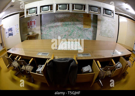 06 April 2019, Brandenburg, Prötzel Ot Harnekop: Jacke ist eine allgemeine hängt in der harnekop Bunker in der Armee den Befehl Zimmer. Auf drei Etagen 30 Meter unter der Erde, die DDR-Verteidigungsminister und seine hochrangige Kommandeure wollten sich im Falle eines Krieges zu verankern. Der derzeitige Eigentümer hat die Website und die Bunker zu verschiedenen Pächtern, die im Streit über die Rechte der Nutzung zugewiesen sind. Foto: Bernd Settnik/dpa-Zentralbild/dpa Stockfoto