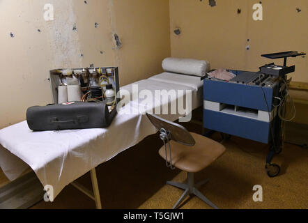 06 April 2019, Brandenburg, Prötzel Ot Harnekop: Ein elektrokardiograph und Notfall in der harnekop Bunker im Medical Center entfernt. Auf drei Etagen 30 Meter unter der Erde, die DDR-Verteidigungsminister und seine hochrangige Kommandeure wollten sich im Falle eines Krieges zu verankern. Der derzeitige Eigentümer hat die Website und die Bunker zu verschiedenen Pächtern, die im Streit über die Rechte der Nutzung zugewiesen sind. Foto: Bernd Settnik/dpa-Zentralbild/ZB Stockfoto
