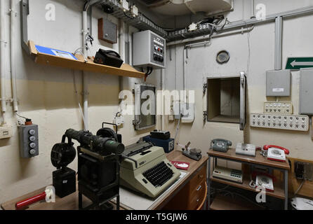06 April 2019, Brandenburg, Prötzel Ot Harnekop: Der Arbeitsbereich des Managers im Eingangsbereich des Harnekop Bunker. Auf drei Etagen 30 Meter unter der Erde, die DDR-Verteidigungsminister und seine hochrangige Kommandeure wollten sich im Falle eines Krieges zu verankern. Der derzeitige Eigentümer hat die Website und die Bunker zu verschiedenen Pächtern, die im Streit über die Rechte der Nutzung zugewiesen sind. Foto: Bernd Settnik/dpa-Zentralbild/ZB Stockfoto