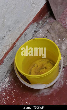06 April 2019, Brandenburg, Prötzel Ot Harnekop: Eine Schaufel sammelt die tropfende Wasser auf einem Korridor in der harnekop Bunker. Auf drei Etagen 30 Meter unter der Erde, die DDR-Verteidigungsminister und seine hochrangige Kommandeure wollten sich im Falle eines Krieges zu verankern. Der derzeitige Eigentümer hat die Website und die Bunker zu verschiedenen Pächtern, die im Streit über die Rechte der Nutzung zugewiesen sind. Foto: Bernd Settnik/dpa-Zentralbild/ZB Stockfoto