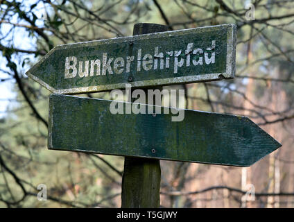 06 April 2019, Brandenburg, Prötzel Ot Harnekop: Wegweiser geben Orientierung auf dem Gelände der Atombunker Harnekop, welche in den 1970er Jahren gebaut wurde. Auf drei Etagen 30 Meter unter der Erde, die DDR-Verteidigungsminister und seine hochrangige Kommandeure wollten sich im Falle eines Krieges zu verankern. Der derzeitige Eigentümer hat die Website und die Bunker zu verschiedenen Pächtern, die im Streit über die Rechte der Nutzung zugewiesen sind. Foto: Bernd Settnik/dpa-Zentralbild/ZB Stockfoto