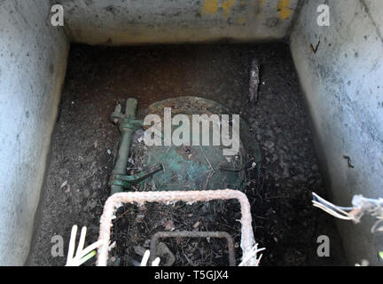 06 April 2019, Brandenburg, Prötzel Ot Harnekop: In der Welle sieht man eine gesperrte Notausgang des nuklearen Bunker Harnekop. Auf drei Etagen 30 Meter unter der Erde, die DDR-Verteidigungsminister und seine hochrangige Kommandeure wollten sich im Falle eines Krieges zu verankern. Der derzeitige Eigentümer hat die Website und die Bunker zu verschiedenen Pächtern, die im Streit über die Rechte der Nutzung zugewiesen sind. Foto: Bernd Settnik/dpa-Zentralbild/ZB Stockfoto