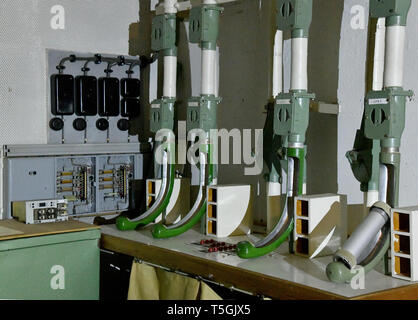 06 April 2019, Brandenburg, Prötzel Ot Harnekop: das Hauptquartier der Pneumatic Delivery System in der harnekop Bunker. Auf drei Etagen 30 Meter unter der Erde, die DDR-Verteidigungsminister und seine hochrangige Kommandeure wollten sich im Falle eines Krieges zu verankern. Der derzeitige Eigentümer hat die Website und die Bunker zu verschiedenen Pächtern, die im Streit über die Rechte der Nutzung zugewiesen sind. Foto: Bernd Settnik/dpa-Zentralbild/ZB Stockfoto