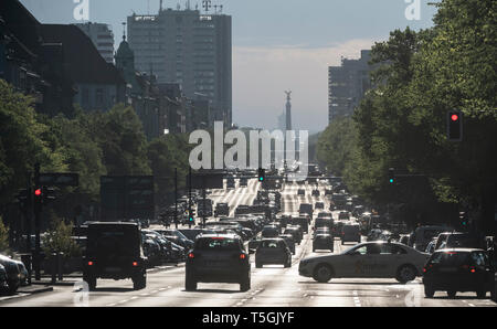 Berlin, Deutschland. 25 Apr, 2019. Fahrzeuge fahren morgens auf dem Kaiserdamm Richtung Zentrum. Credit: Paul Zinken/dpa/Alamy leben Nachrichten Stockfoto