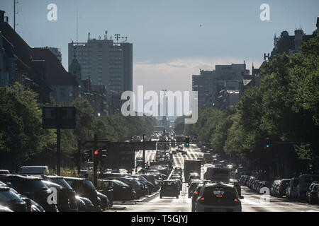 Berlin, Deutschland. 25 Apr, 2019. Fahrzeuge fahren morgens auf dem Kaiserdamm Richtung Zentrum. Credit: Paul Zinken/dpa/Alamy leben Nachrichten Stockfoto