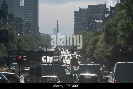 Berlin, Deutschland. 25 Apr, 2019. Fahrzeuge fahren morgens auf dem Kaiserdamm Richtung Zentrum. Credit: Paul Zinken/dpa/Alamy leben Nachrichten Stockfoto