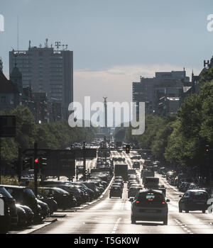 Berlin, Deutschland. 25 Apr, 2019. Fahrzeuge fahren morgens auf dem Kaiserdamm Richtung Zentrum. Credit: Paul Zinken/dpa/Alamy leben Nachrichten Stockfoto