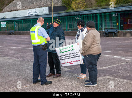 Cobh, Cork, Irland. 25. April 2019. Mitglieder einer Garda Síochána anfordern Demonstranten die Deep Water Quay zu Räumen, bei der Ankunft der Cruise Liner L'Austral. Die Demonstranten weigerten sich zu lassen, wie sie die Deep Water Quay als öffentliches Recht der Weise ansehen. Der Protest wird über die Entscheidung durch den Hafen von Cork Firma Kai öffentlichen Spaziergang während der Ankunft von Kreuzfahrtschiffen in Cobh, Co Cork, Irland zu schließen. Quelle: David Creedon/Alamy leben Nachrichten Stockfoto