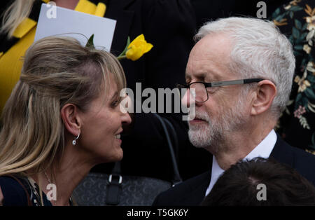 Britische Labour Leader Jeremy Corbyn, trifft der ehemalige IRA Gefangene, Martina Anderson, MDEP, am Begräbnis des NEUEN IRA Opfer Lyra McKee. Foto: Eamonn Farrell/RollingNews.ie Stockfoto