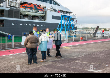 Cobh, Cork, Irland. 25. April 2019. Mitglieder einer Garda Síochána anfordern Demonstranten die Deep Water Quay zu Räumen, bei der Ankunft der Cruise Liner L'Austral. Die Demonstranten weigerten sich zu lassen, wie sie die Deep Water Quay als öffentliches Recht der Weise ansehen. Der Protest wird über die Entscheidung durch den Hafen von Cork Firma Kai öffentlichen Spaziergang während der Ankunft von Kreuzfahrtschiffen in Cobh, Co Cork, Irland zu schließen. Quelle: David Creedon/Alamy leben Nachrichten Stockfoto