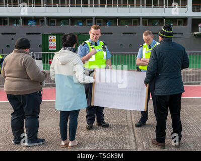 Cobh, Cork, Irland. 25. April 2019. Mitglieder einer Garda Síochána anfordern Demonstranten die Deep Water Quay zu Räumen, bei der Ankunft der Cruise Liner L'Austral. Die Demonstranten weigerten sich zu lassen, wie sie die Deep Water Quay als öffentliches Recht der Weise ansehen. Der Protest wird über die Entscheidung durch den Hafen von Cork Firma Kai öffentlichen Spaziergang während der Ankunft von Kreuzfahrtschiffen in Cobh, Co Cork, Irland zu schließen. Quelle: David Creedon/Alamy leben Nachrichten Stockfoto