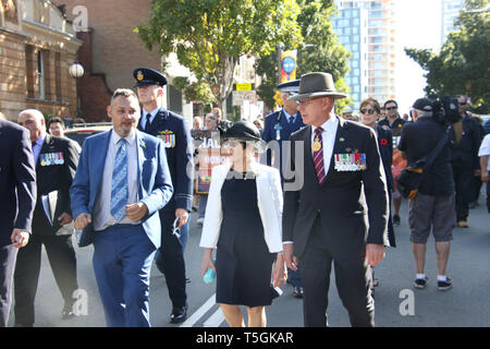Sydney, Australien, 25. April 2019. Aborigines nehmen an den "farbigen Diggers März 'vom Block in Redfern Park am Anzac Day. Würdenträger nahmen an der Veranstaltung teil und Reden, die an einem Gottesdienst in Redfern Park nach dem März. Im Bild: Der Gouverneur von NSW: Seine Exzellenz Allgemein. Der Herr Abgeordnete David Hurley AC DSC (Ret). Credit: Richard Milnes/Alamy leben Nachrichten Stockfoto