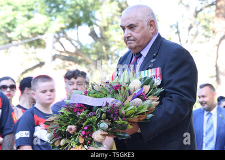 Sydney, Australien, 25. April 2019. Aborigines nehmen an den "farbigen Diggers März 'vom Block in Redfern Park am Anzac Day. Würdenträger nahmen an der Veranstaltung teil und Reden, die an einem Gottesdienst in Redfern Park nach dem März. Im Bild: Warrant Officer Class Eine Colin Watego OAM (im Ruhestand). Credit: Richard Milnes/Alamy leben Nachrichten Stockfoto