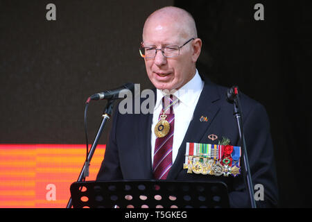 Sydney, Australien, 25. April 2019. Aborigines nehmen an den "farbigen Diggers März 'vom Block in Redfern Park am Anzac Day. Würdenträger nahmen an der Veranstaltung teil und Reden, die an einem Gottesdienst in Redfern Park nach dem März. Im Bild: Der Gouverneur von NSW: Seine Exzellenz Allgemein. Der Herr Abgeordnete David Hurley AC DSC (Ret). Credit: Richard Milnes/Alamy leben Nachrichten Stockfoto