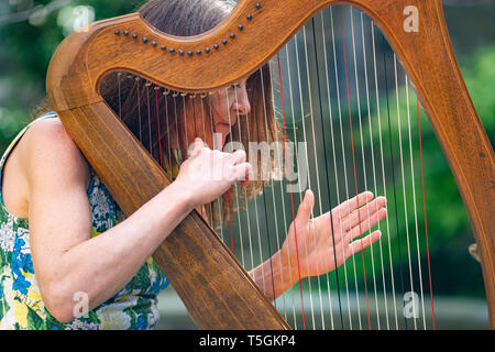 Edinburgh, Schottland, Großbritannien. 25 Apr, 2019. Tradfest tritt weg Es ist 7 Jahr am Freitag, 25. April in Edinburgh. Tradfest mischt das Beste der traditionellen Musik, World Cinema feiern Folk kultivierten Storytelling. Abgebildete clarsach player Savorna Stevenson in der Schottischen Book Trust Garten in Edinburgh. Credit: Iain Masterton/Alamy leben Nachrichten Stockfoto