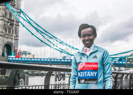 London, Großbritannien. 25 Apr, 2019. London Marathon 2019 die Lichtschranke mit Elite Frauen Athlet an der Tower Bridge Mary Keitany (Kenia), @ Paul Quezada-Neiman/Alamy Leben Nachrichten • Credit: Paul Quezada-Neiman/Alamy leben Nachrichten Stockfoto