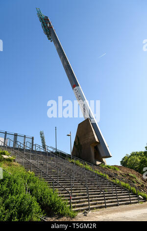 Treppen zu der Baustelle des Südens Tribuene, mit alten Flutlicht mast. GES/fussball/3. Liga: Karlsruher SC - Baustelle Wildparkstadion, 25.04.2019 - | Verwendung weltweit Stockfoto