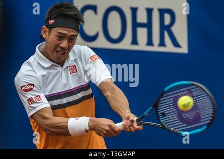 Barcelona, Spanien. 25 Apr, 2019. KEI NISHIKORI (JPN) zurück, um die Kugel zu Felix Auger-Aliassime (CAN) während der Tag 4 Der 'Barcelona Open Banc Sabadell' 2019. Nishikori gewinnt 6:1, 6:3 Credit: Matthias Oesterle/Alamy leben Nachrichten Stockfoto