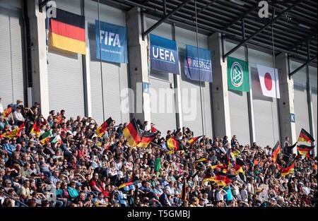 Paderborn, Deutschland. 09 Apr, 2019. Funktion, Fans mit Fahnen auf der Tribüne, hinter ihnen die Flaggen und Fahnen von UEFA, FIFA, DFB, Respekt, Fußball Nationalmannschaft Frauen Freundschaftsspiel, Deutschland (GER) - Japan (JPN) 2:2, am 09.04.2019 in Paderborn/Deutschland. | Verwendung der weltweiten Kredit: dpa/Alamy leben Nachrichten Stockfoto