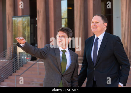 Hamburg, Deutschland. 25 Apr, 2019. Alexander Klar (l), derzeit Leiter des Museum Wiesbaden, und Carsten Brosda (SPD), Senator für Kultur in Hamburg, stehen vor der Kunsthalle. Der neue Direktor der Hamburger Kunsthalle wird klar am 1. August. Credit: Ulrich Perrey/dpa/Alamy leben Nachrichten Stockfoto
