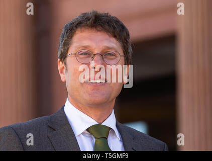 Hamburg, Deutschland. 25 Apr, 2019. Alexander Klar, derzeit Direktor des Museum Wiesbaden, steht vor der Kunsthalle. Der neue Direktor der Hamburger Kunsthalle wird klar am 1. August. Credit: Ulrich Perrey/dpa/Alamy leben Nachrichten Stockfoto