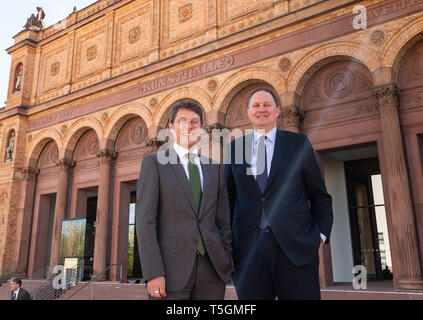 Hamburg, Deutschland. 25 Apr, 2019. Alexander Klar (l), derzeit Leiter des Museum Wiesbaden, und Carsten Brosda (SPD), Senator für Kultur in Hamburg, stehen vor der Kunsthalle. Der neue Direktor der Hamburger Kunsthalle wird klar am 1. August. Credit: Ulrich Perrey/dpa/Alamy leben Nachrichten Stockfoto