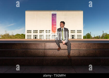 Hamburg, Deutschland. 25 Apr, 2019. Alexander Klar, derzeit Direktor des Museum Wiesbaden, sitzt vor der Kunsthalle. Der neue Direktor der Hamburger Kunsthalle wird klar am 1. August. Credit: Ulrich Perrey/dpa/Alamy leben Nachrichten Stockfoto