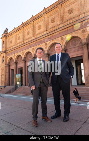 Hamburg, Deutschland. 25 Apr, 2019. Alexander Klar (l), derzeit Leiter des Museum Wiesbaden, und Carsten Brosda (SPD), Senator für Kultur in Hamburg, stehen vor der Kunsthalle. Der neue Direktor der Hamburger Kunsthalle wird klar am 1. August. Credit: Ulrich Perrey/dpa/Alamy leben Nachrichten Stockfoto