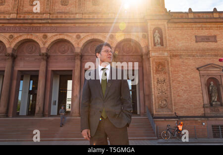 Hamburg, Deutschland. 25 Apr, 2019. Alexander Klar, derzeit Direktor des Museum Wiesbaden, steht vor der Kunsthalle. Der neue Direktor der Hamburger Kunsthalle wird klar am 1. August. Credit: Ulrich Perrey/dpa/Alamy leben Nachrichten Stockfoto