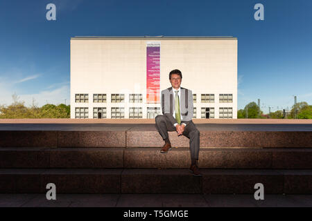 Hamburg, Deutschland. 25 Apr, 2019. Alexander Klar, derzeit Direktor des Museum Wiesbaden, sitzt vor der Kunsthalle. Der neue Direktor der Hamburger Kunsthalle wird klar am 1. August. Credit: Ulrich Perrey/dpa/Alamy leben Nachrichten Stockfoto