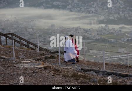 Nablus, palästinensische Gebiete. 25 Apr, 2019. Mitglieder der Samariter Gemeinschaft sammeln auf dem Berg Garizim, um an einem frühen Morgen Pessah Gebete zum Ende des Passah Urlaub zu markieren, in der Nähe der Stadt Nablus im Westjordanland. Die Samariter, ein ethnoreligious Gruppe des Levant aus der Israeliten oder Hebräer, des Alten Orients, Claim Abstieg vom Stamm Ephraim und Stamm Manasse (zwei Söhne von Joseph). Nach der Thora, das Passah schlachten erste war in der Nacht von den Israeliten Exodus aus Ägypten angeboten. Credit: Ayman Nobani/dpa/Alamy leben Nachrichten Stockfoto