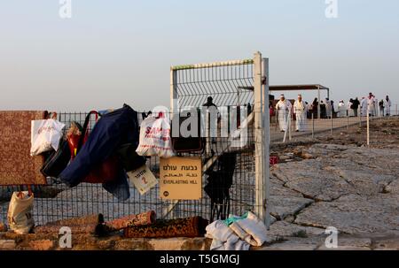 Nablus, palästinensische Gebiete. 25 Apr, 2019. Mitglieder der Samariter Gemeinschaft sammeln auf dem Berg Garizim, um an einem frühen Morgen Pessah Gebete zum Ende des Passah Urlaub zu markieren, in der Nähe der Stadt Nablus im Westjordanland. Die Samariter, ein ethnoreligious Gruppe des Levant aus der Israeliten oder Hebräer, des Alten Orients, Claim Abstieg vom Stamm Ephraim und Stamm Manasse (zwei Söhne von Joseph). Nach der Thora, das Passah schlachten erste war in der Nacht von den Israeliten Exodus aus Ägypten angeboten. Credit: Ayman Nobani/dpa/Alamy leben Nachrichten Stockfoto