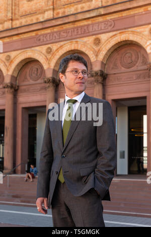 Hamburg, Deutschland. 25 Apr, 2019. Alexander Klar, derzeit Direktor des Museum Wiesbaden, steht vor der Kunsthalle. Der neue Direktor der Hamburger Kunsthalle wird klar am 1. August. Credit: Ulrich Perrey/dpa/Alamy leben Nachrichten Stockfoto