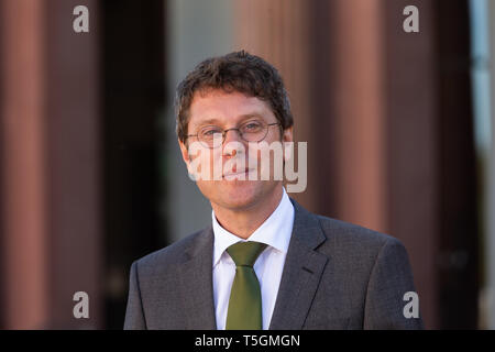 Hamburg, Deutschland. 25 Apr, 2019. Alexander Klar, derzeit Direktor des Museum Wiesbaden, steht vor der Kunsthalle. Der neue Direktor der Hamburger Kunsthalle wird klar am 1. August. Credit: Ulrich Perrey/dpa/Alamy leben Nachrichten Stockfoto