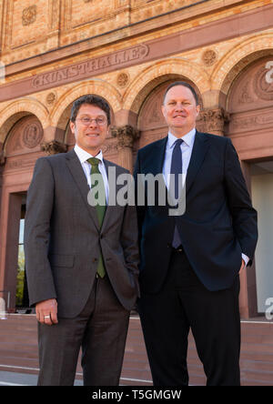 Hamburg, Deutschland. 25 Apr, 2019. Alexander Klar (l), derzeit Leiter des Museum Wiesbaden, und Carsten Brosda (SPD), Senator für Kultur in Hamburg, stehen vor der Kunsthalle. Der neue Direktor der Hamburger Kunsthalle wird klar am 1. August. Credit: Ulrich Perrey/dpa/Alamy leben Nachrichten Stockfoto