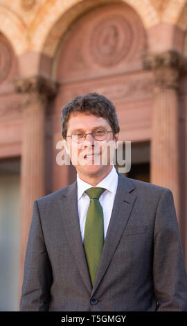Hamburg, Deutschland. 25 Apr, 2019. Alexander Klar, derzeit Direktor des Museum Wiesbaden, steht vor der Kunsthalle. Der neue Direktor der Hamburger Kunsthalle wird klar am 1. August. Credit: Ulrich Perrey/dpa/Alamy leben Nachrichten Stockfoto