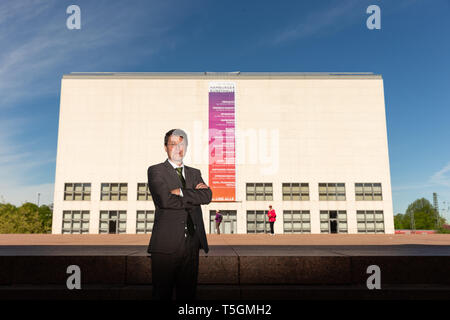 Hamburg, Deutschland. 25 Apr, 2019. Alexander Klar, derzeit Direktor des Museum Wiesbaden, steht vor der Kunsthalle. Der neue Direktor der Hamburger Kunsthalle wird klar am 1. August. Credit: Ulrich Perrey/dpa/Alamy leben Nachrichten Stockfoto