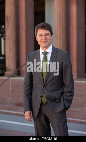 Hamburg, Deutschland. 25 Apr, 2019. Alexander Klar, derzeit Direktor des Museum Wiesbaden, steht vor der Kunsthalle. Der neue Direktor der Hamburger Kunsthalle wird klar am 1. August. Credit: Ulrich Perrey/dpa/Alamy leben Nachrichten Stockfoto