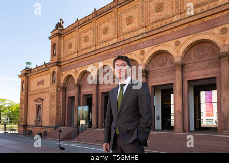 Hamburg, Deutschland. 25 Apr, 2019. Alexander Klar, derzeit Direktor des Museum Wiesbaden, steht vor der Kunsthalle. Der neue Direktor der Hamburger Kunsthalle wird klar am 1. August. Credit: Ulrich Perrey/dpa/Alamy leben Nachrichten Stockfoto