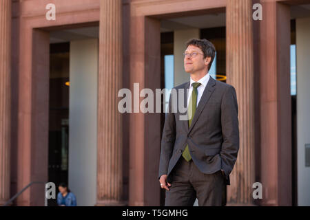 Hamburg, Deutschland. 25 Apr, 2019. Alexander Klar, derzeit Direktor des Museum Wiesbaden, steht vor der Kunsthalle. Der neue Direktor der Hamburger Kunsthalle wird klar am 1. August. Credit: Ulrich Perrey/dpa/Alamy leben Nachrichten Stockfoto