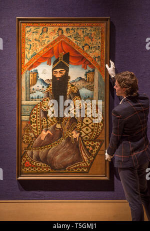 London, Großbritannien. 25. April 2019. Bonhams Islamischen und Indische Kunst verkauf Vorschau an der New Bond Street. Bild: ein hervorragendes Portrait von Fath-Ali Shah, der zweite Herrscher der Qajar Dynastie, gegen eine Tiara sitzen zu stärken, führt das Fotoshooting. Die seltene Arbeiten, die an der Auktion zum ersten Mal angezeigt wird, wurde von der Qajar Gericht Beauftragter der Royal Pavilion zu schmücken. Vom AH1251/AD 1835-36. Kostenvoranschlag auf Anfrage. Credit: Malcolm Park/Alamy Leben Nachrichten. Stockfoto