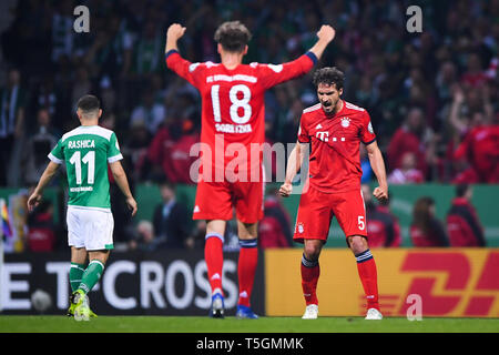 Bremen, Deutschland. 24 Apr, 2019. Mats Hummels (Bayern München) Sieg feiert nach dem Schlusspfiff. GES/Fußball/DFB-Pokal: Werder Bremen - FC Bayern München, 24.04.2019 Fußball: DFB-Pokal: SV Werder Bremen gegen FC Bayern München, Bremen, 24. April 2019 | Verwendung der weltweiten Kredit: dpa/Alamy leben Nachrichten Stockfoto