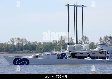 Hamburg, Deutschland. 25 Apr, 2019. Die Wasserstoff-betriebenen Schiff 'Beobachter' wird auf der Elbe segeln bei der Ankunft im Hafen von Hamburg. Der Katamaran ist 30 Meter lang und fast 13 Meter breit, ist in der Lage, seine eigenen Wasserstoff aus Meerwasser zu produzieren und damit arbeitet ohne den Ausstoß von Treibhausgasen oder Feinstaub. Credit: Bodo Marks/dpa/Alamy leben Nachrichten Stockfoto
